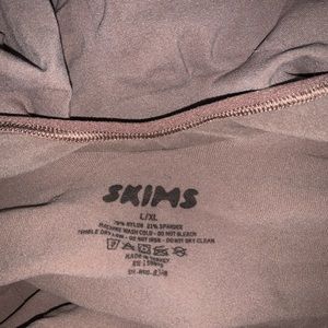 SKIMS bodysuit. Size: Large/XLarge NEVER BEEN WORN BRAND NEWWWWW